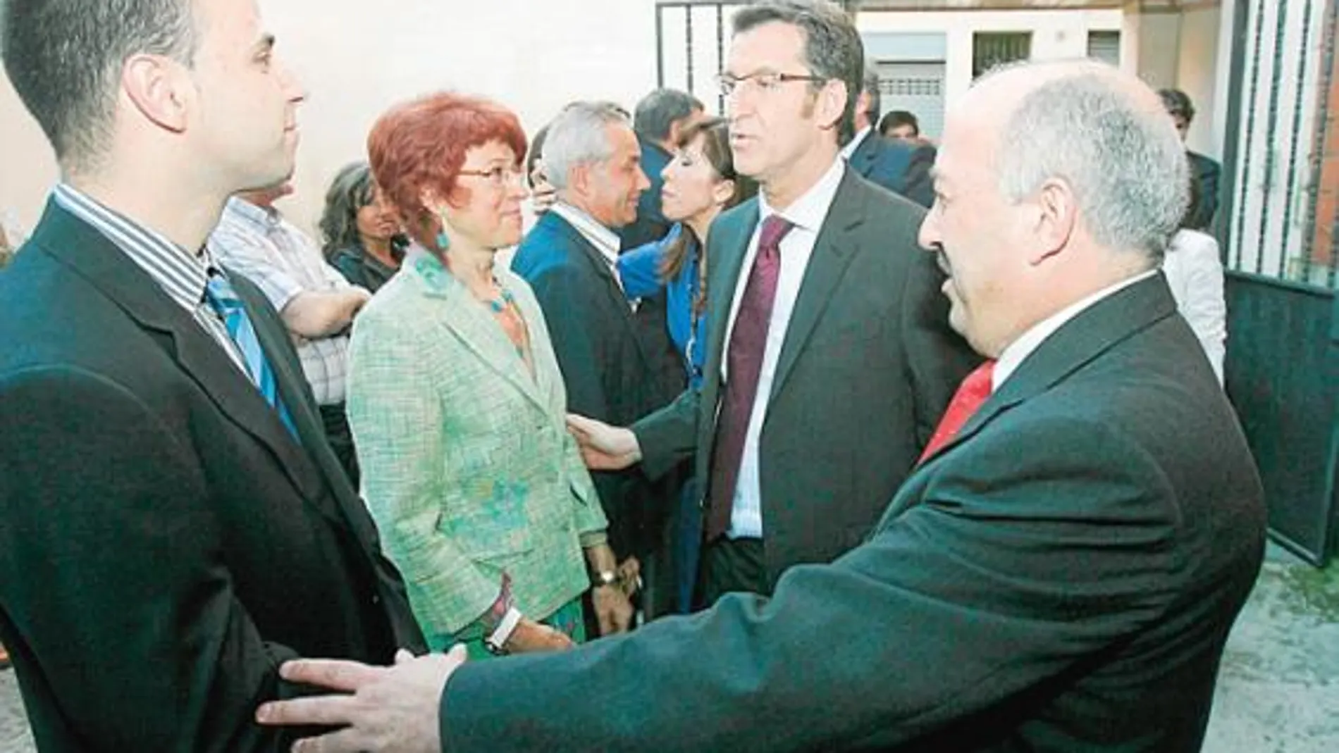 Feijoo ofrece a Cataluña la solución del bilingüismo en las escuelas