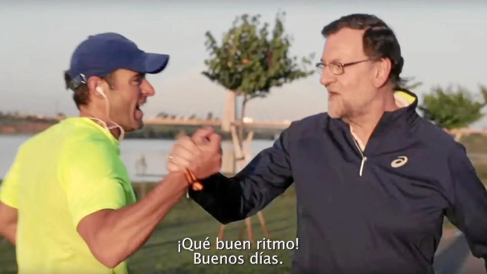 El PP ha lanzado un vídeo de precampaña de cara a las generales, en el que el presidente en funciones, Mariano Rajoy, hace ejercicio en Badajoz y reconoce que le gusta más caminar que correr