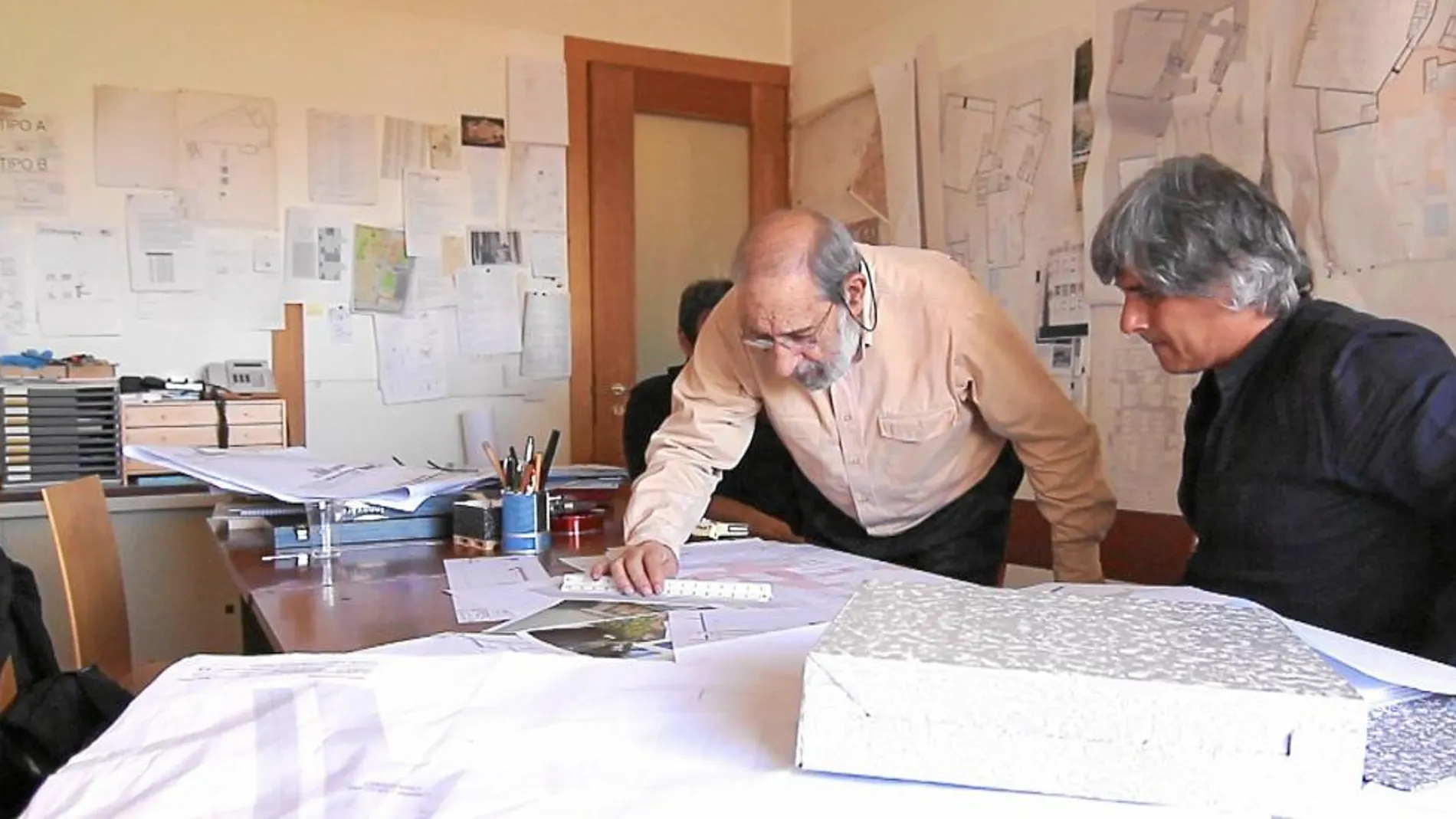 Álvaro Siza y Juan Domingo Santos en el estudio del portugués en Oporto