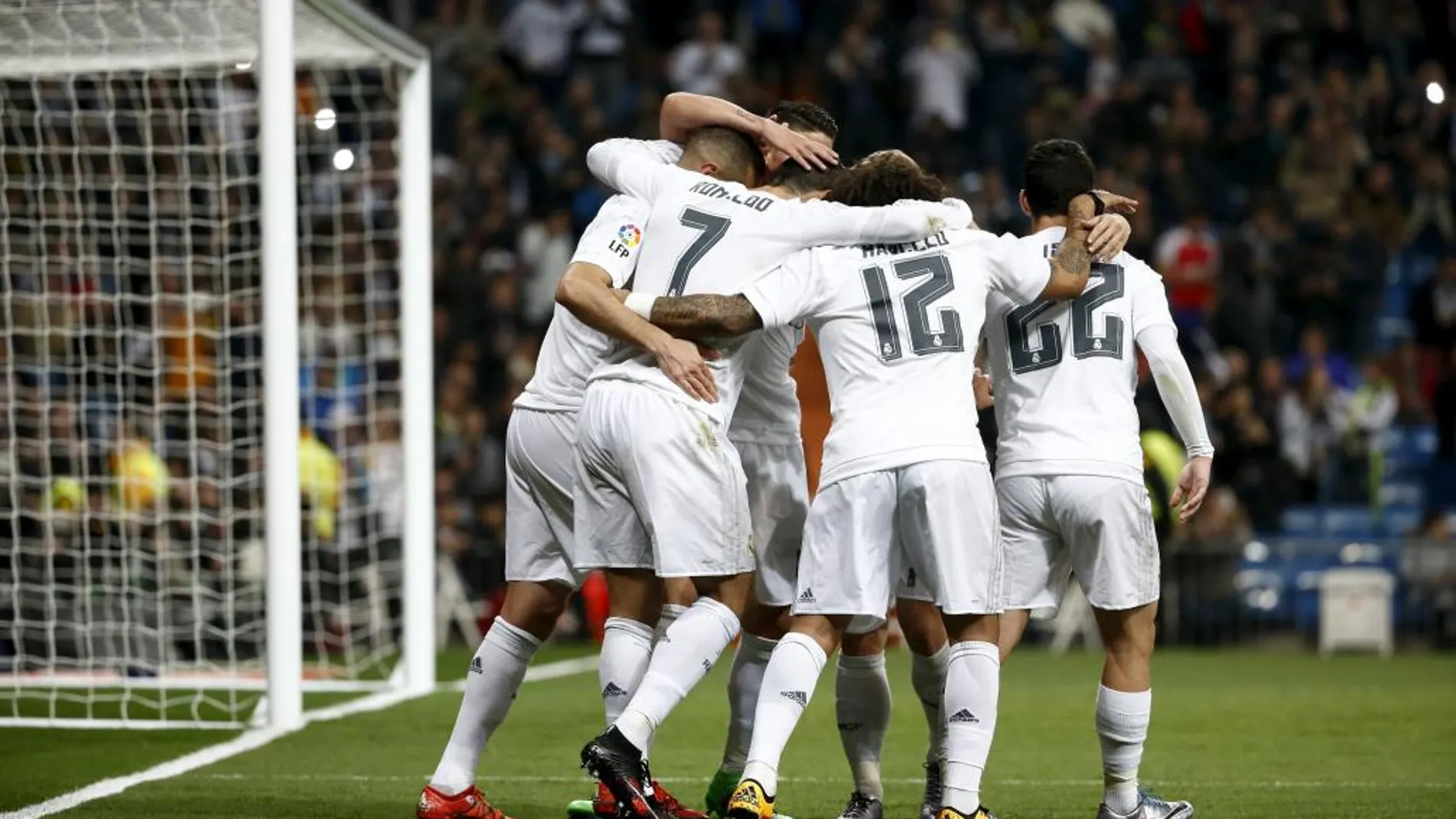 Los jugadores del Real Madrid celebran un gol de Cristiano