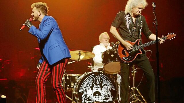 De izquierda a derecha, Adam Lambert, sustituto de Freddy Mercury, con dos miembros originales del mítico grupo, Roger Taylor y Brian May
