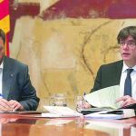 El presidente de la Generalitat, Carles Puigdemont (d), y su vicepresidente y conseller de Economía, Oriol Junqueras, durante la reunión semanal del gobierno catalán