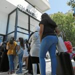 Un grupo de personas se agolpa ante una tienda de lujo para aprovechar la depreciación de la lira turca / Efe