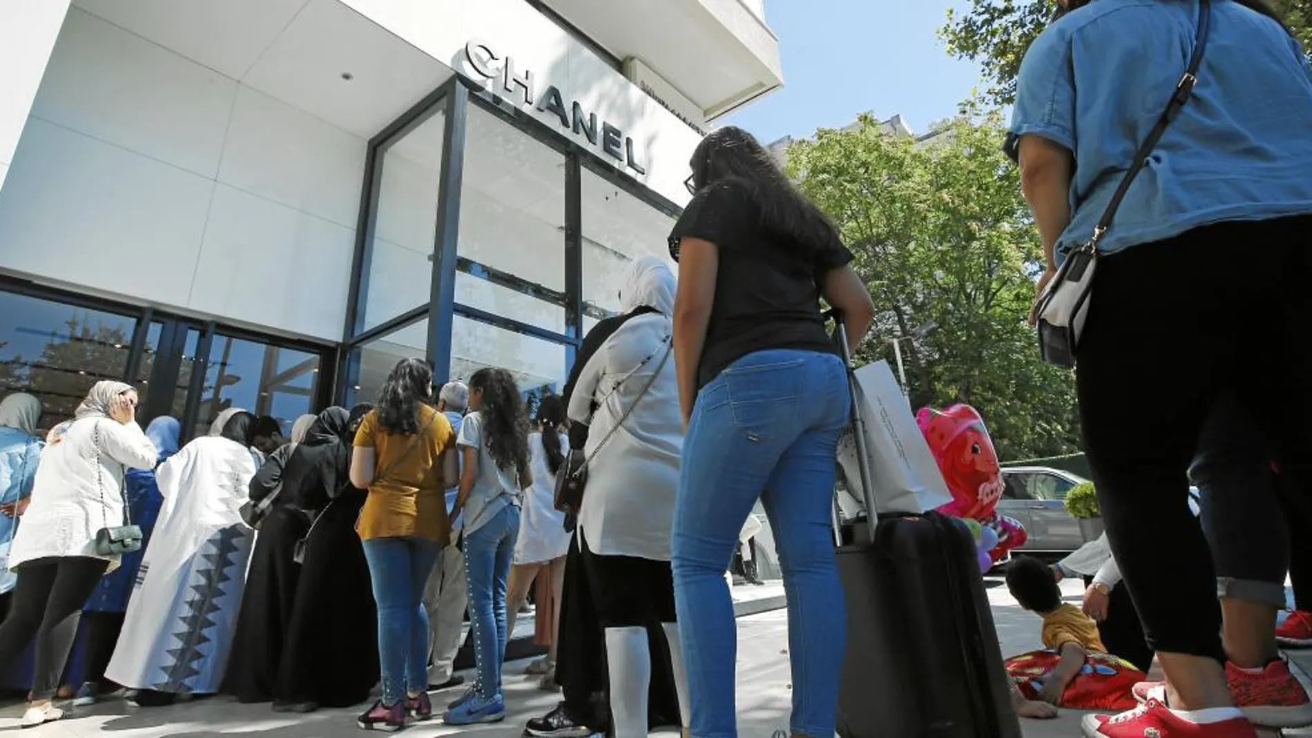 Un grupo de personas se agolpa ante una tienda de lujo para aprovechar la depreciación de la lira turca / Efe