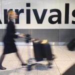 Pasajeros llegan al aeropuerto de Heathrow en Londres, Reino Unido.