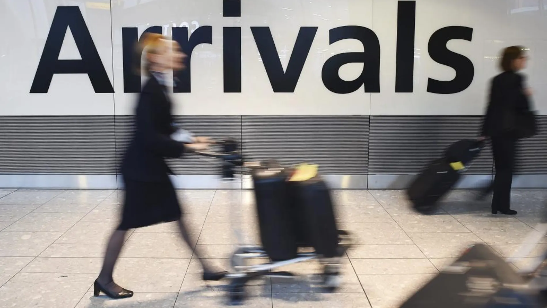Pasajeros llegan al aeropuerto de Heathrow en Londres, Reino Unido.