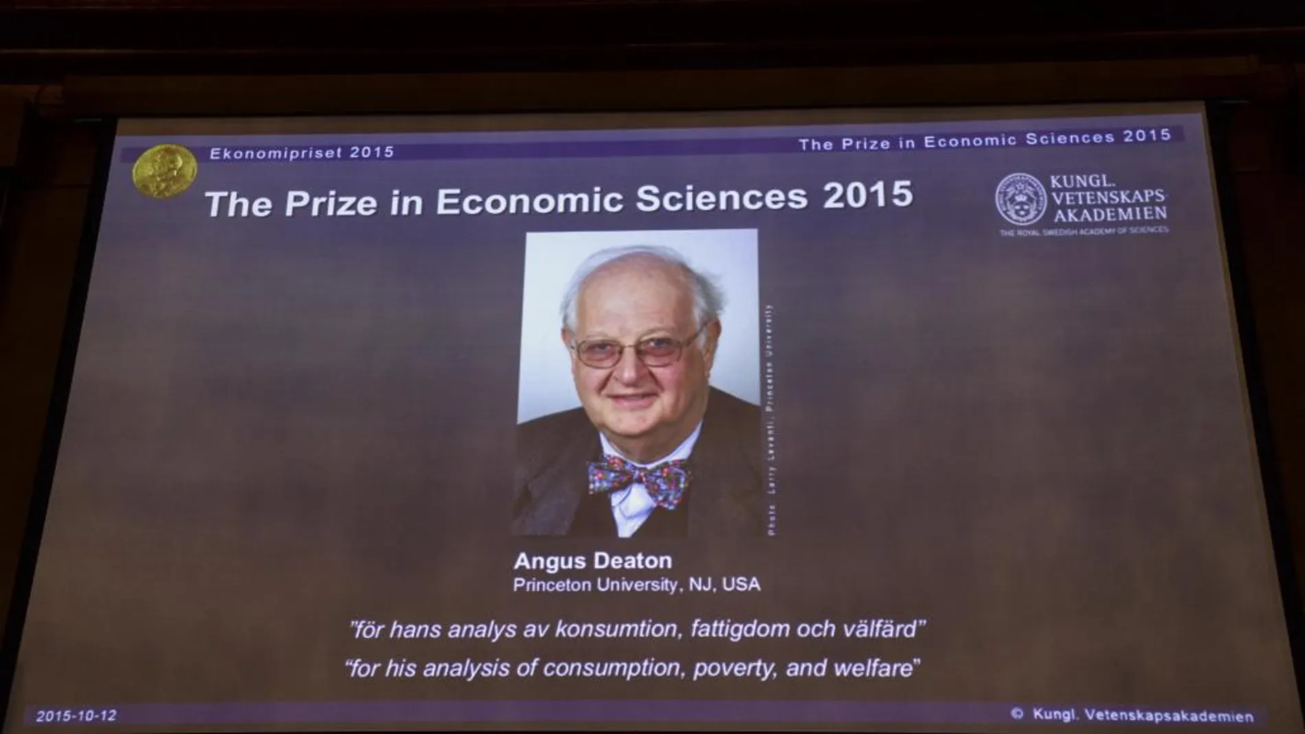 Vista de la pantalla que anuncia al ganador del Nobel de Economía