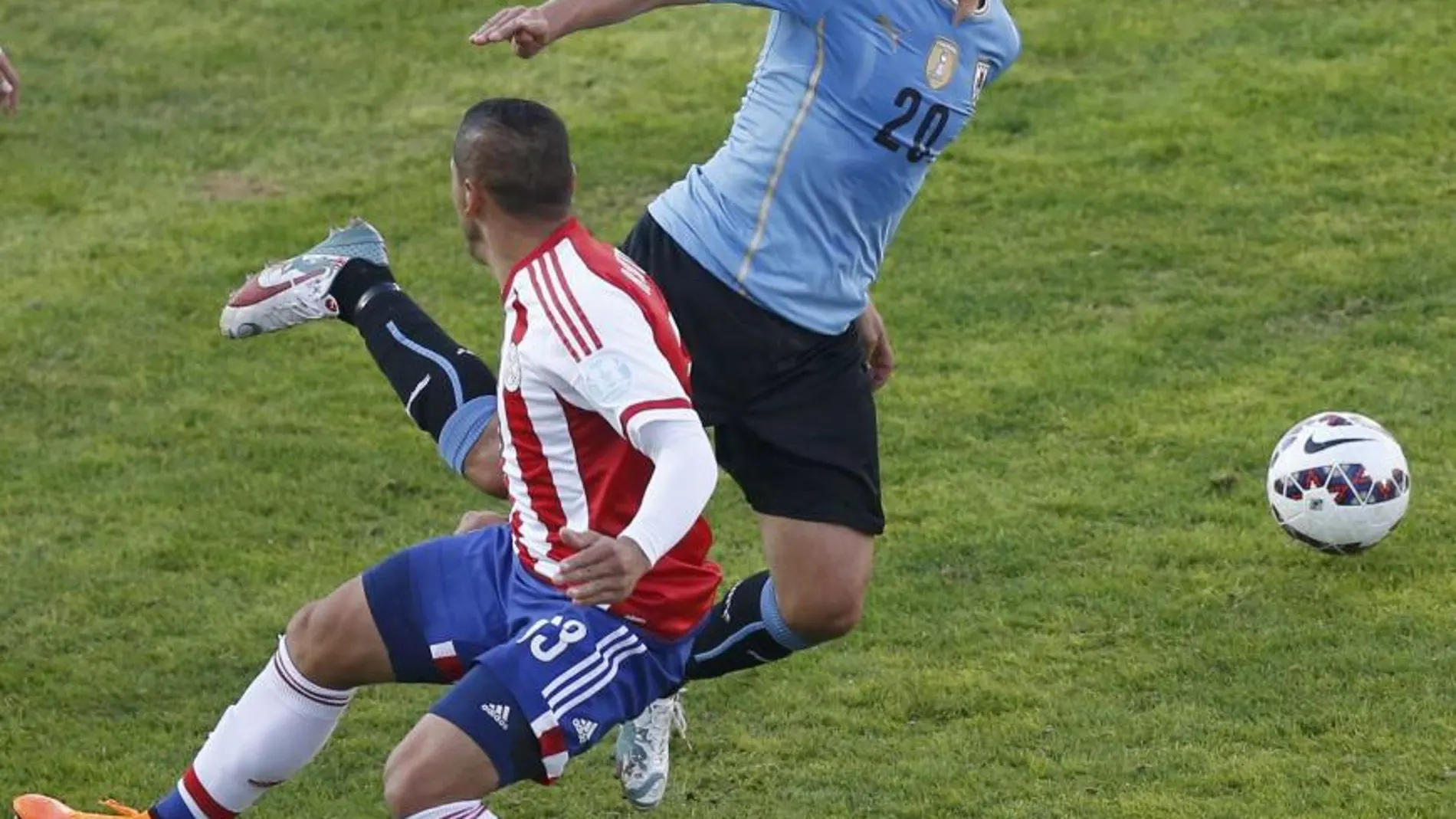 El jugador de Paraguay, Richard Ortiz, hace falta al jugador de Uruguay, Alvaro Gonzalez (20)