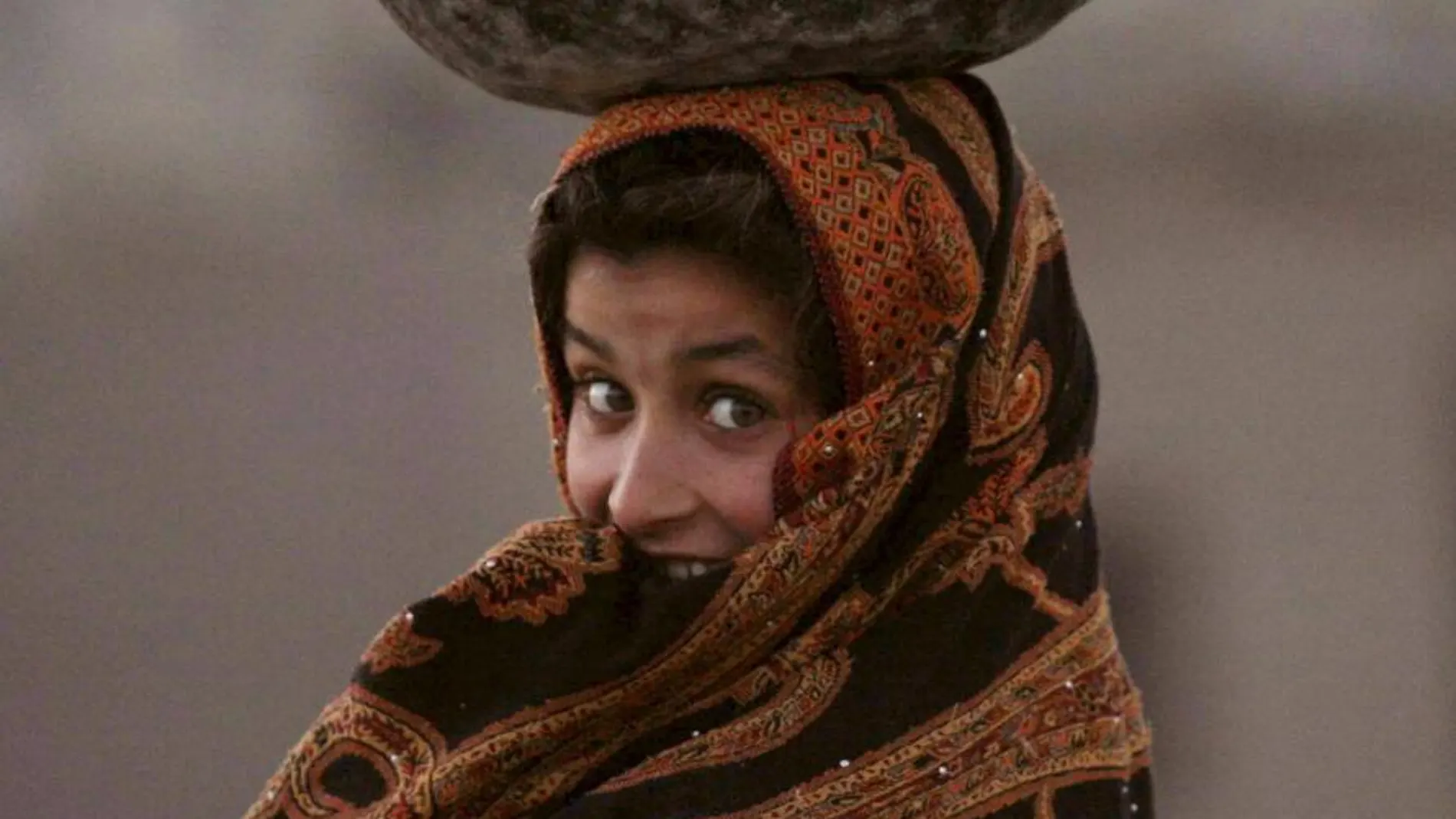 Una niña afgana lleva un cántaro de agua, en una imagen de archivo