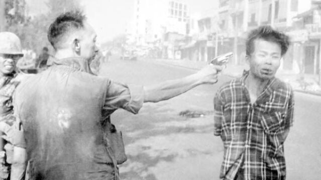 Eddie Adams ganó el Pulitzer en 1968 con esta fotografía de un general vietnamita disparando a sangre fría a un prisionero del Vietcong