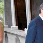 El presidente catalán, Artur Mas, ayer a su llegada a la Generalitat para empezar la primera jornada de trabajo en su despacho. A la izquierda, Joana Ortega