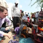 Justin Forsyth durante una visita a un campo de desplazados en Somalia/Reuters
