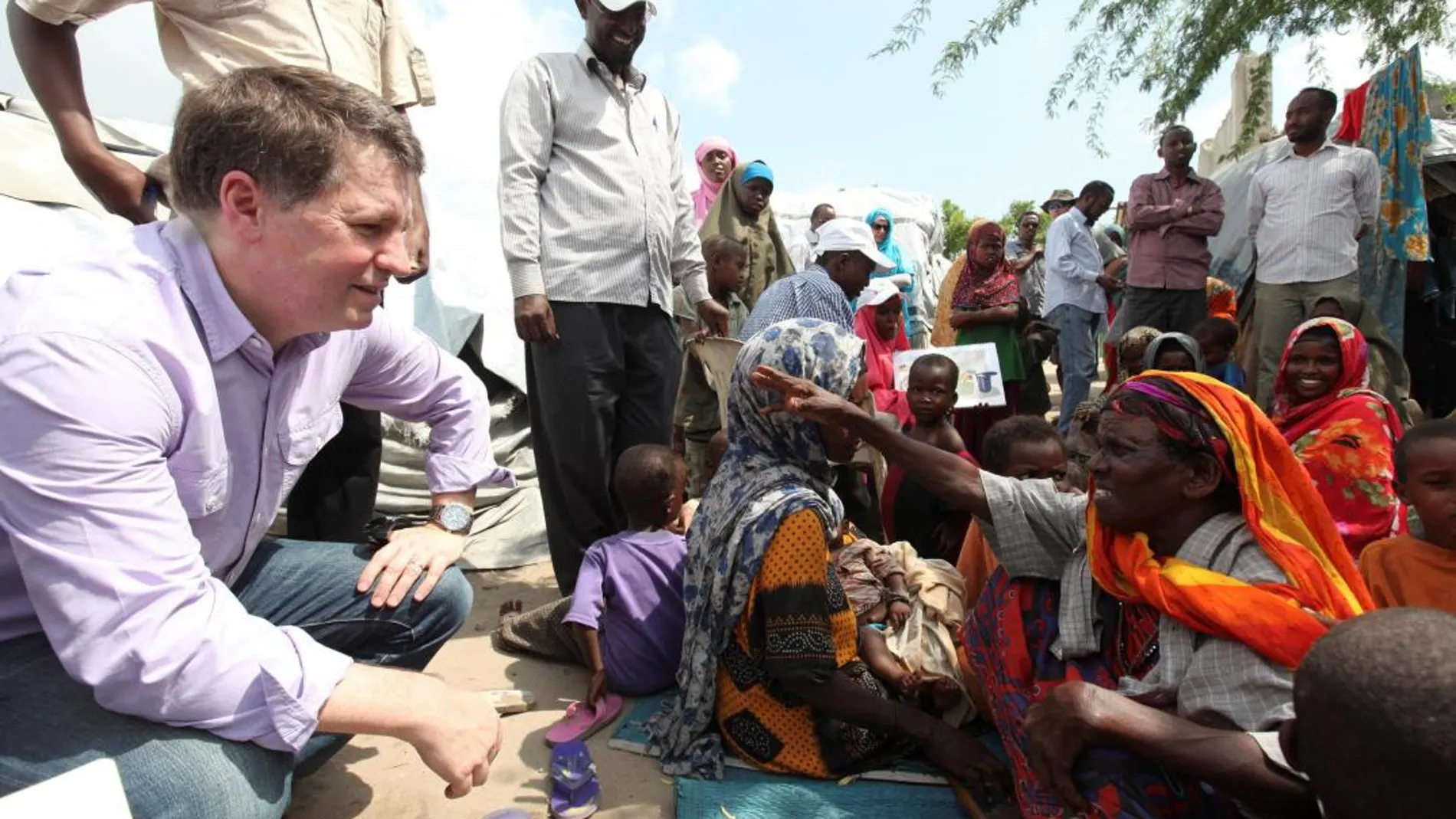 Justin Forsyth durante una visita a un campo de desplazados en Somalia/Reuters