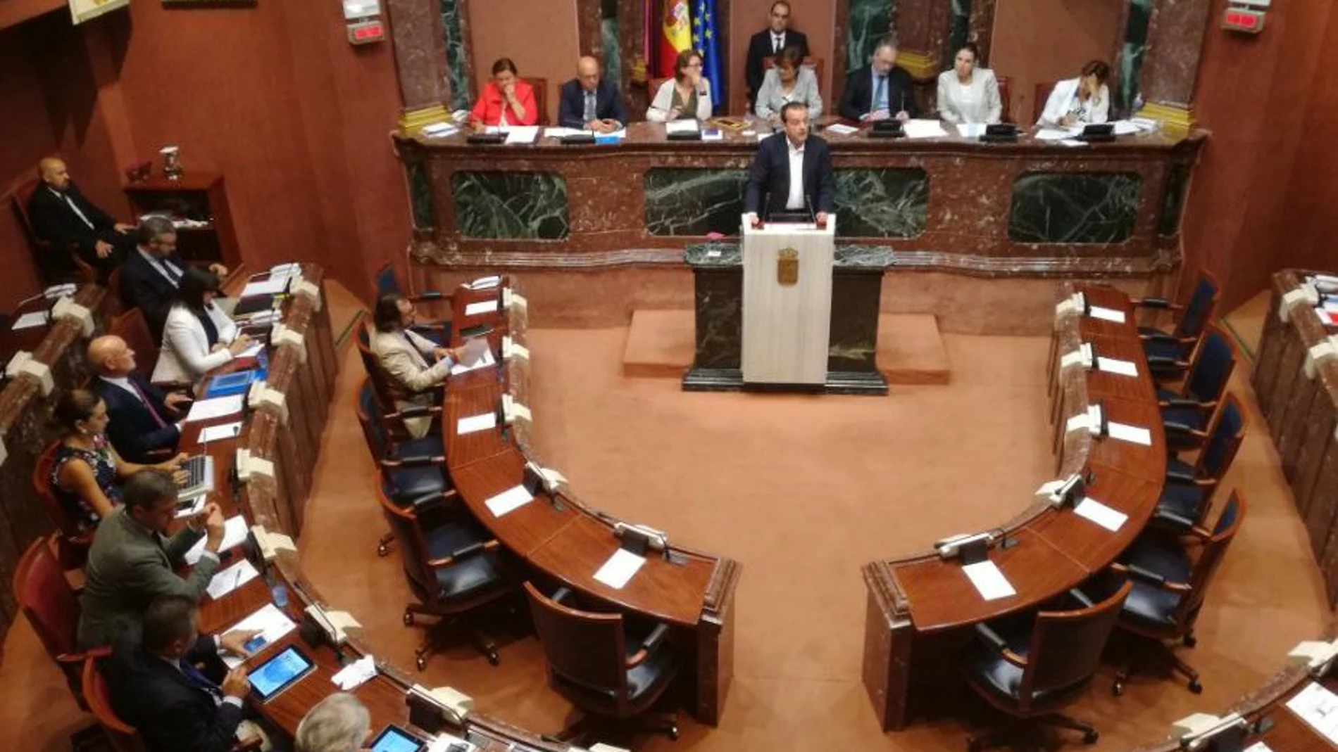 El diputado popular, Javier Iniesta, defendió ayer en el hemiciclo parlamentario el decreto ley de las ITV