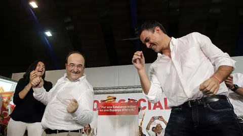 Pedro Sanchez y Miquel Iceta, en pleno baile tras un mitin