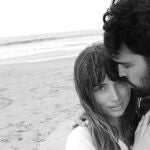 Ana de Armas y Alejandro Pineiro, derrochando amor en la playa