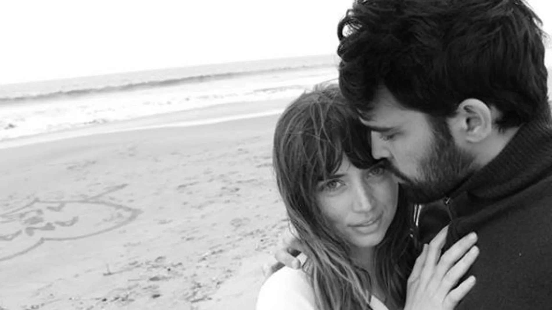 Ana de Armas y Alejandro Pineiro, derrochando amor en la playa