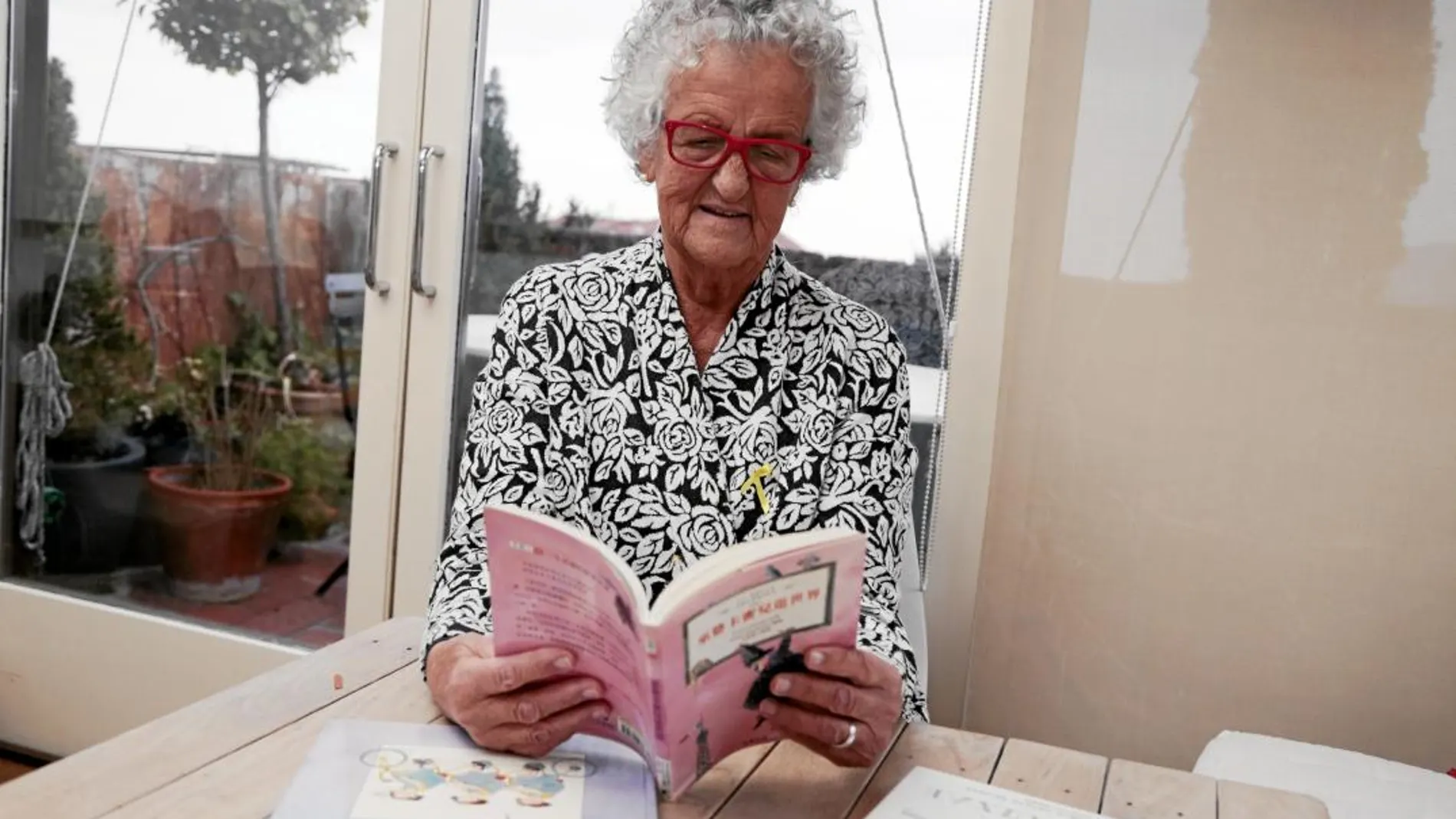 Una gran ilustradora. Roser Capdevila, ayer, en su domicilio barcelonés, ante un ejemplar en chino de «Les tres bessones»