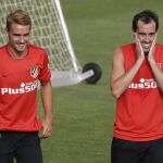 Los jugadores del Atlético de Madrid, el francés Antoine Griezmann (i) y el uruguayo Diego Godín, durante el entrenamiento