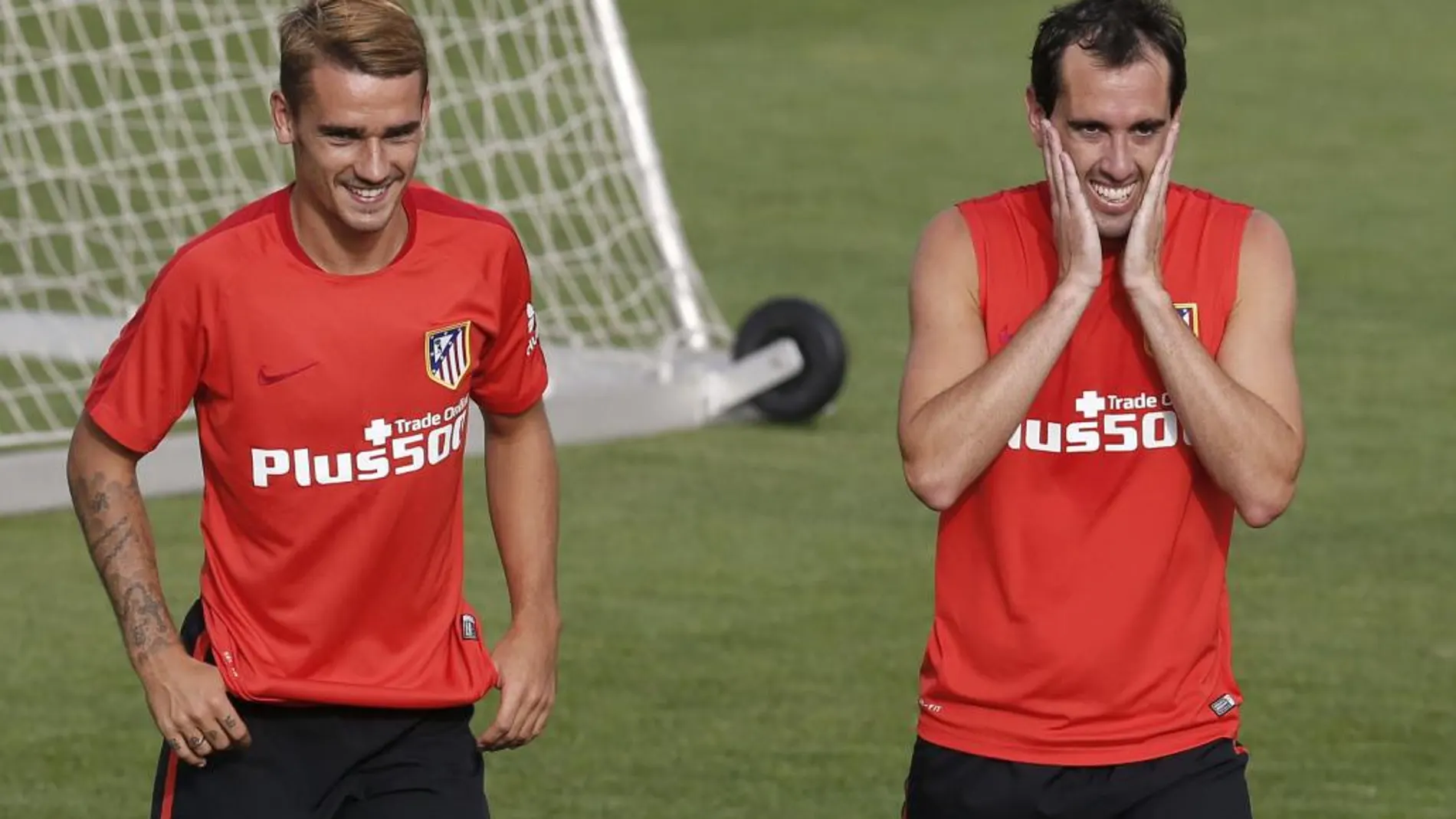 Los jugadores del Atlético de Madrid, el francés Antoine Griezmann (i) y el uruguayo Diego Godín, durante el entrenamiento