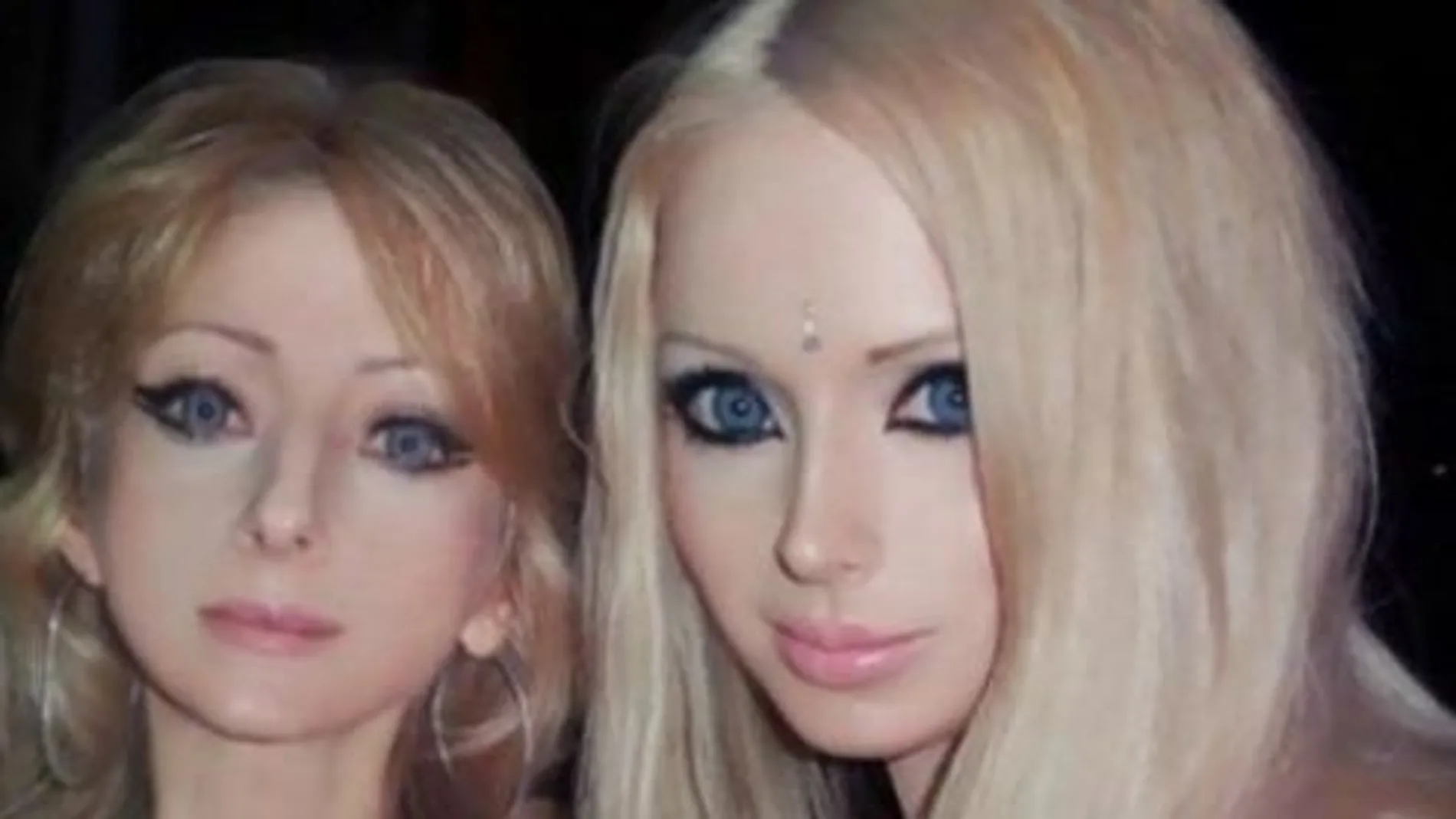 La Barbie humana junto a su madre