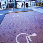 La DGT descarta la retirada de puntos del carné por estacionar en plazas para personas con discapacidad