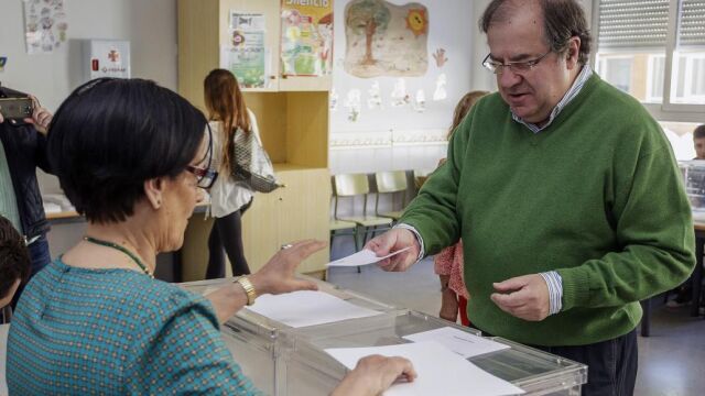 El presidente de la Junta de Castilla y León, Juan Vicente Herrera, deposita su voto