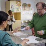 El presidente de la Junta de Castilla y León, Juan Vicente Herrera, deposita su voto