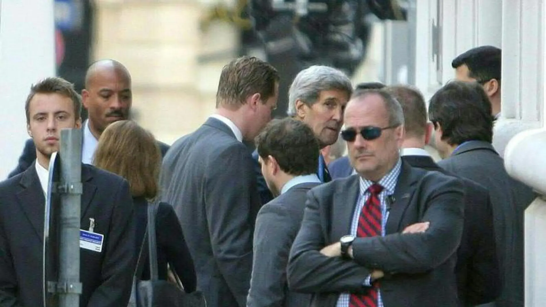 El secretario de Estado de EE. UU., John Kerry (c, al fondo), a su llegada a la reunión entre Irán y los países del Grupo 5+1 (EE.UU., Francia, Rusia, Reino Unido, China y Alemania) en Viena