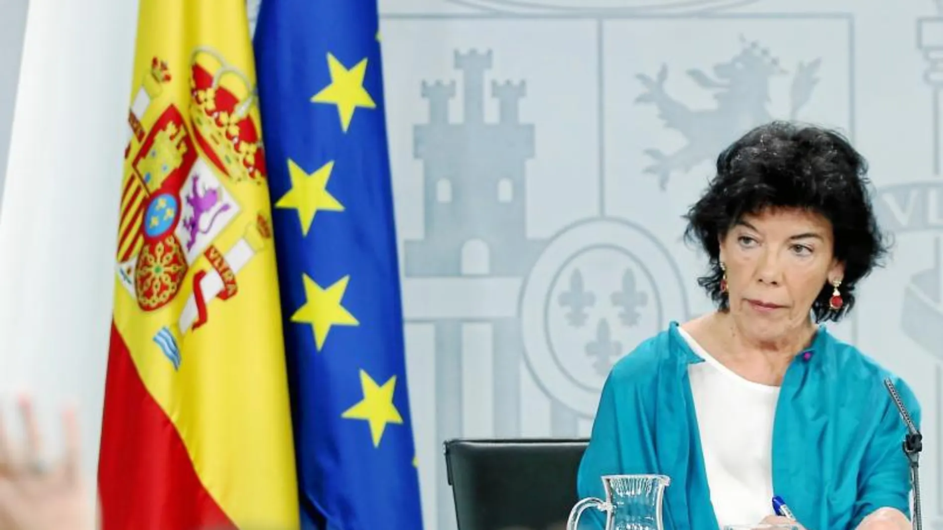 La ministra portavoz Isabel Celaá durante una rueda de prensa en Moncloa tras el Consejo de Ministros / Cristina Bejarano