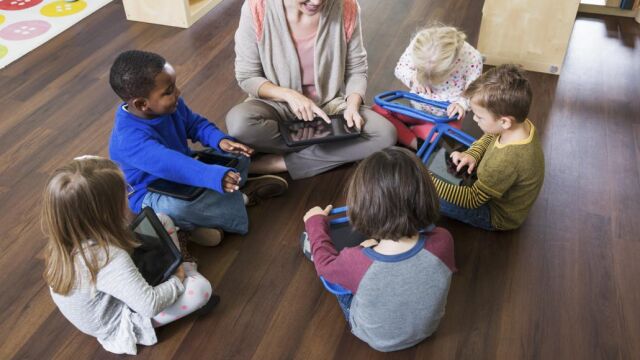 Los niños, que carecen de la protección natural que el ojo genera con la edad, son el colectivo más vulnerable