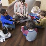 Los niños, que carecen de la protección natural que el ojo genera con la edad, son el colectivo más vulnerable