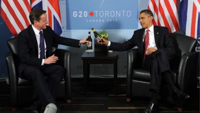 El presidente de EE.UU., Barack Obama (d), y el primer ministro del Reino Unido, David Cameron (i), brindan durante su encuentro bilateral en la cumbre del G20 en Toronto (Canadá)