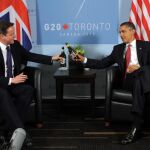 El presidente de EE.UU., Barack Obama (d), y el primer ministro del Reino Unido, David Cameron (i), brindan durante su encuentro bilateral en la cumbre del G20 en Toronto (Canadá)