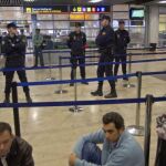 Varios policías nacionales en Barajas