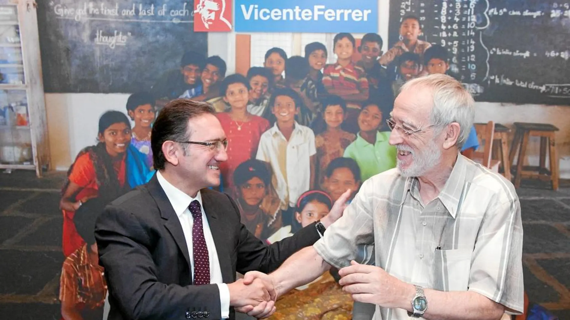 El director general de la Fundació Bancària La Caixa, Jaume Giró, y el director de la Fundació Vicente Ferrer, Jordi Folgado, firmaron ayer el acuerdo