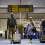 Pasajeros en la terminal del aeropuerto de Bruselas