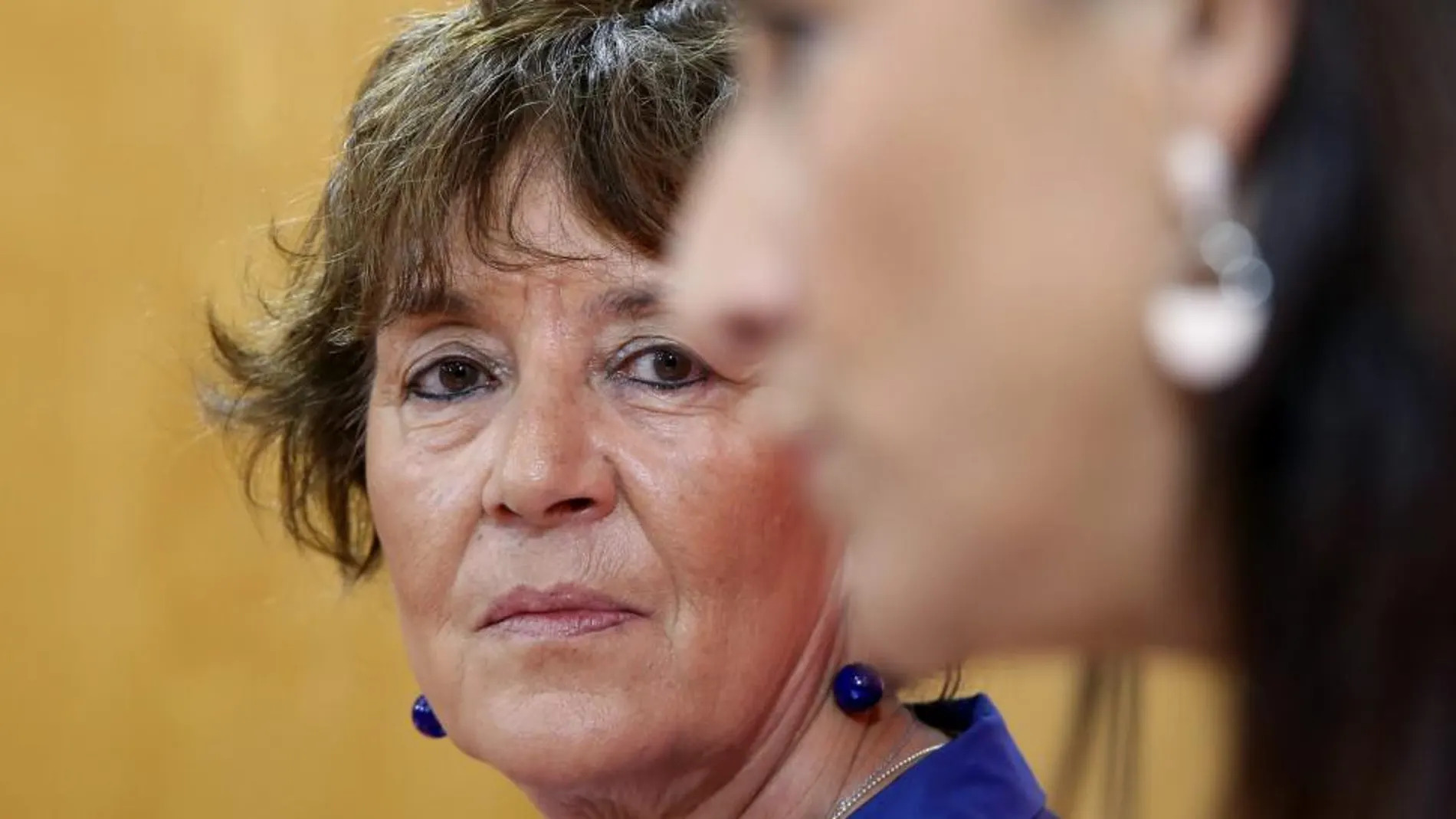 La nueva viceportavoz del PSOE, Mercedes Martín, escucha la intervención de la secretaria de Organización, Ana Sánchez
