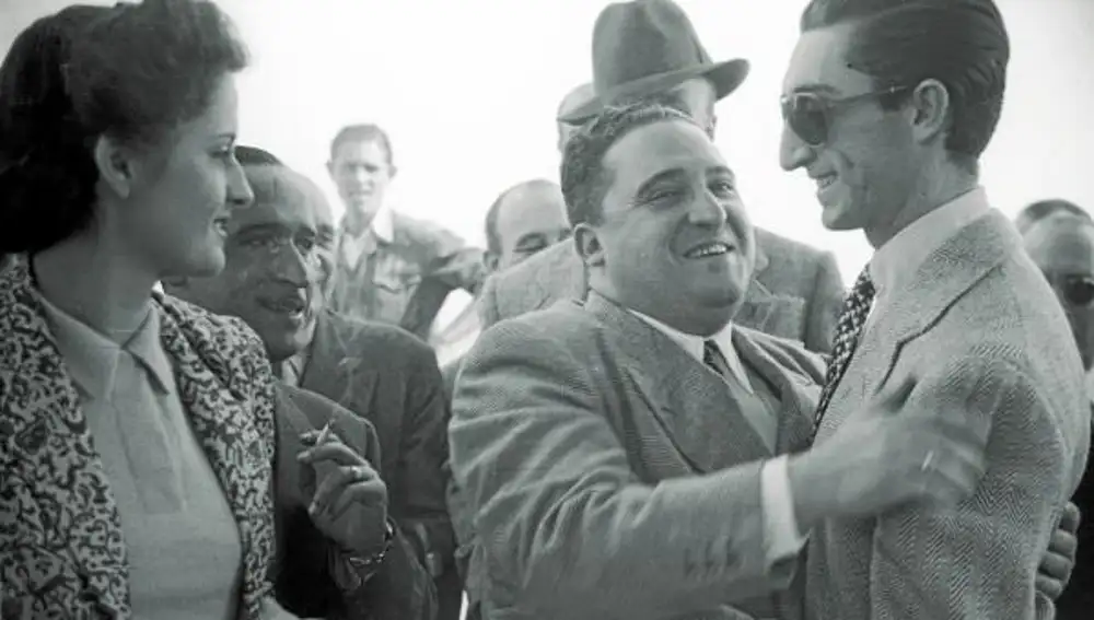 Encuentro entre amigos. Agustín de Foxá, en el centro, saluda a Manolete en 1945