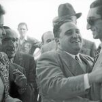 Encuentro entre amigos. Agustín de Foxá, en el centro, saluda a Manolete en 1945