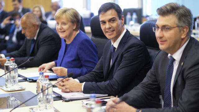 Pedro Sanchez, junto a la canciller alemana Angela Merkel. Efe