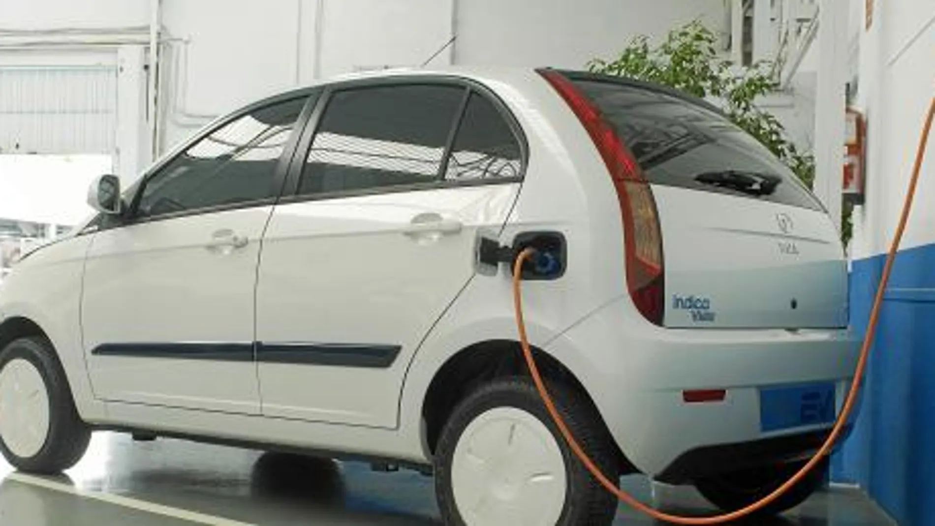 El Tata Indica es un vehículo eléctrico con una autonomía de hasta 120 kilómetros, capaz de superar los cien por hora