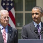 Barack Obama junto a Joe Biden en los jardines de la Casa Blanca, en el momento de anunciar el restablecimiento de las relaciones diplomáticas con Cuba.