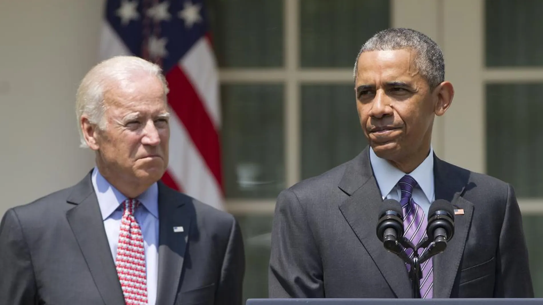 Barack Obama junto a Joe Biden en los jardines de la Casa Blanca, en el momento de anunciar el restablecimiento de las relaciones diplomáticas con Cuba.