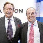 Alfonso Ussía junto a José Luis Bonet, ayer, en la sede del periódico