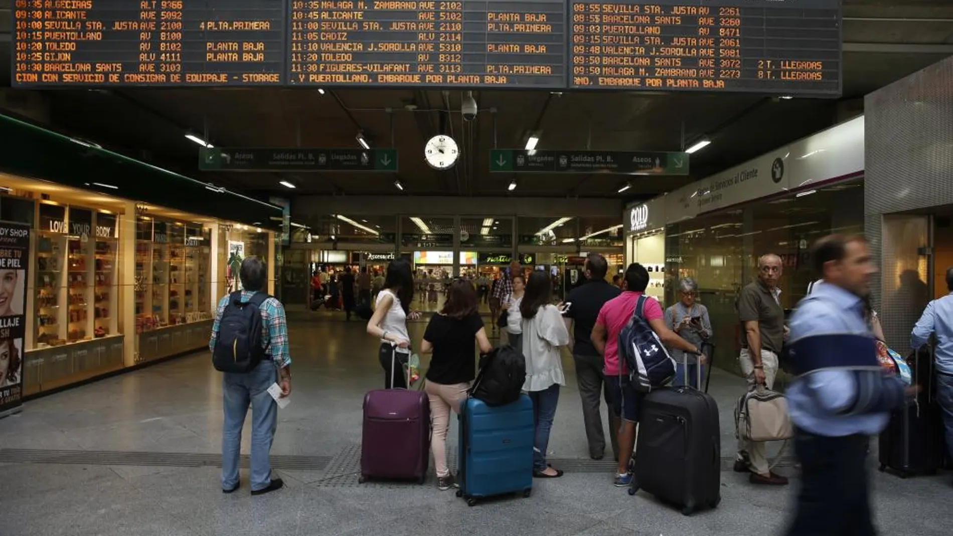 Viajeros miran los horarios en la estación madrileña de Atocha en la primera de las jornadas de huelga