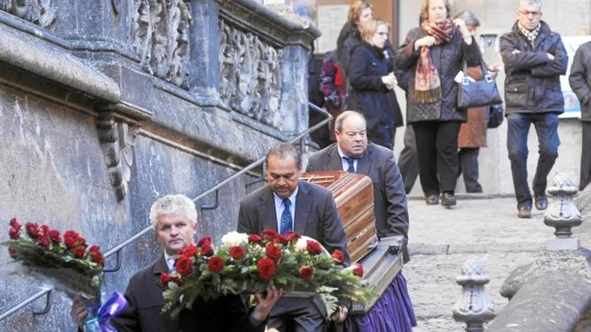 LOS VECINOS DE Olot se volcaron el pasado viernes en el funeral de las víctimas Joan Tubert y su hijo