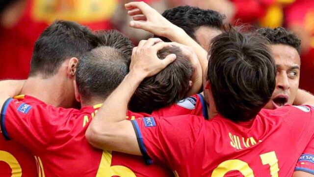 Los jugadores de la Selección española celebran el gol de España ante la República Checa.
