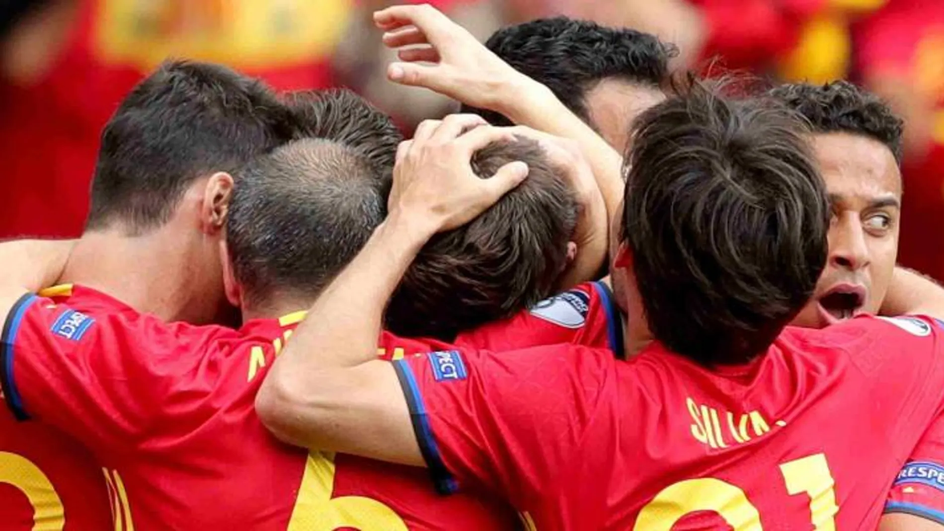 Los jugadores de la Selección española celebran el gol de España ante la República Checa.
