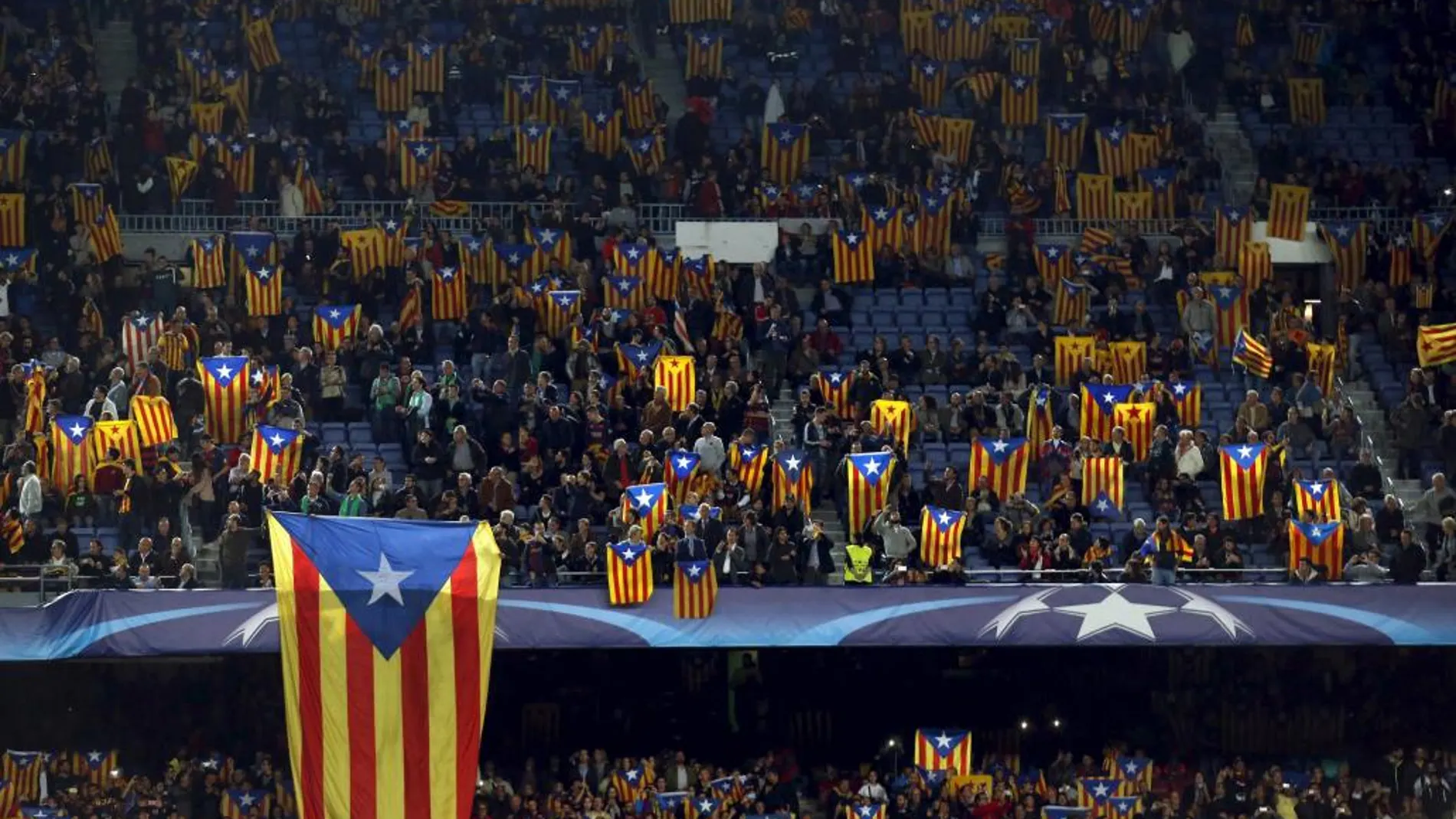 Esteladas en el campo del Barcelona en un partido de Liga de Campeones.